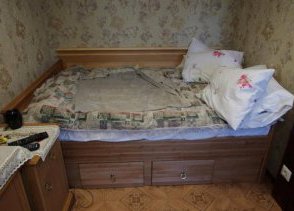 Кровать из дерева на заказ К-002 в спальню фото