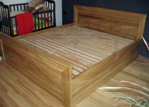 Кровать из дерева на заказ К-025 в спальню фото